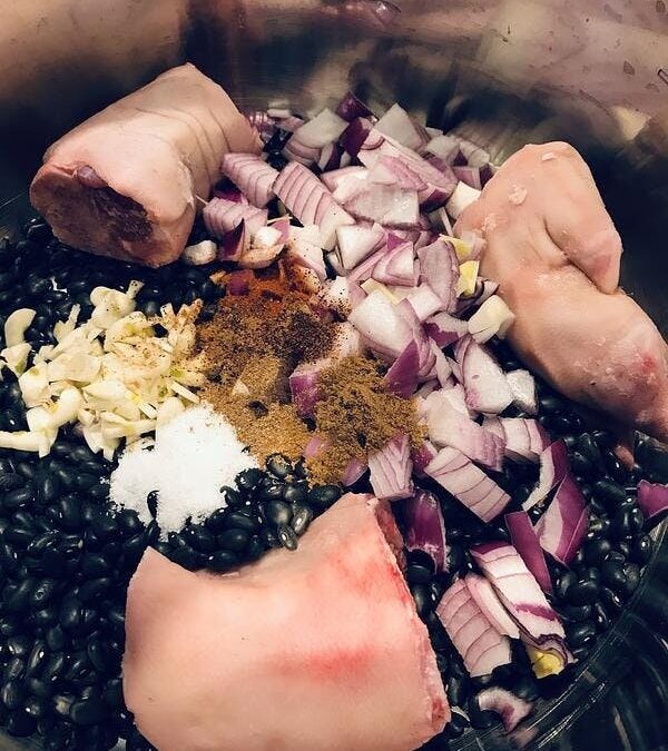Black beans with pork trotters